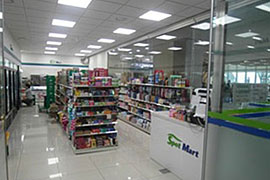 コンビニの「Spot Mart」も同じ建物に入っている。広さはそれほどではないが、外に出ずにコンビニに行けるのは便利だ