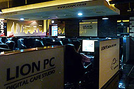 LION PCの店内。この店舗では、喫煙スペースと禁煙スペースに分かれて、合計60台のPCが設置されているが、そのすべてにSamsung SSD 830が搭載されている